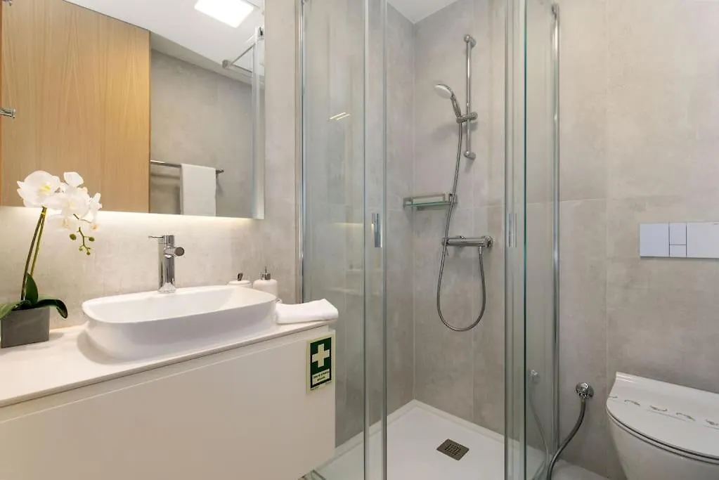 Amazing Central Apartment With Sea-View, Close To Beach With Pool, Sauna, Wifi And Private Parking Lagos